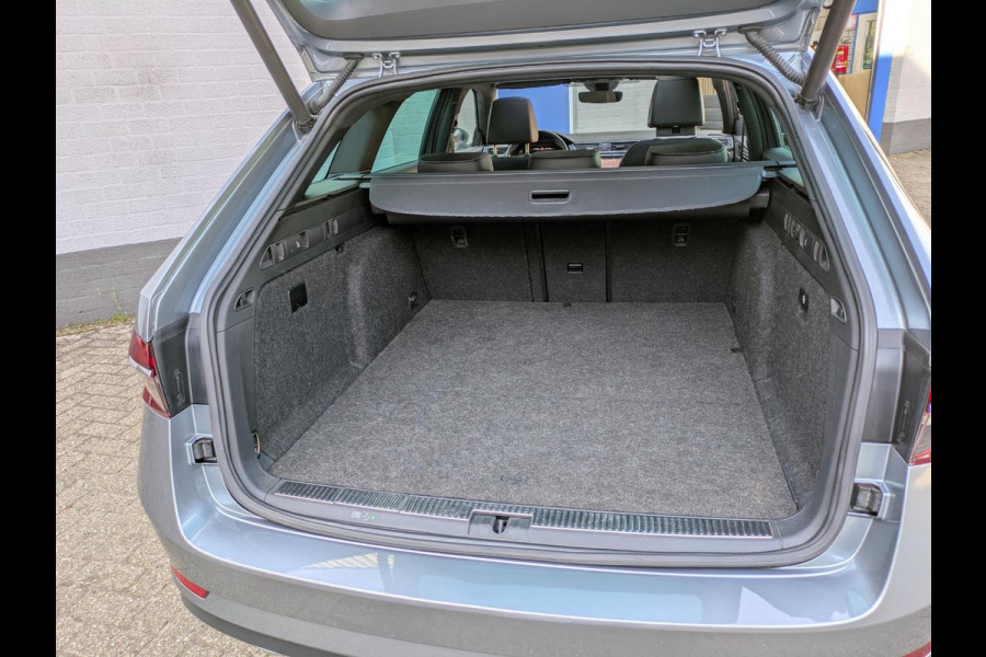 Škoda Superb Combi 1.4 TSI iV Laurin & Klement|Panodak|Leder|Memory|Matrix-LED|Virtual-Cockpit|Stoel/Stuurverwarming|Trekhaak