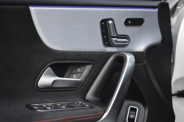Mercedes-Benz A-Klasse 180 AMG NIGHT | SFEERVERLICHTING | PANORAMADAK | APPLE CARPLAY | ANDROID AUTO | CAMERA | STOELVERWARMING