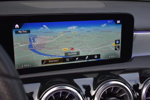 Mercedes-Benz A-Klasse 180 AMG NIGHT | SFEERVERLICHTING | PANORAMADAK | APPLE CARPLAY | ANDROID AUTO | CAMERA | STOELVERWARMING