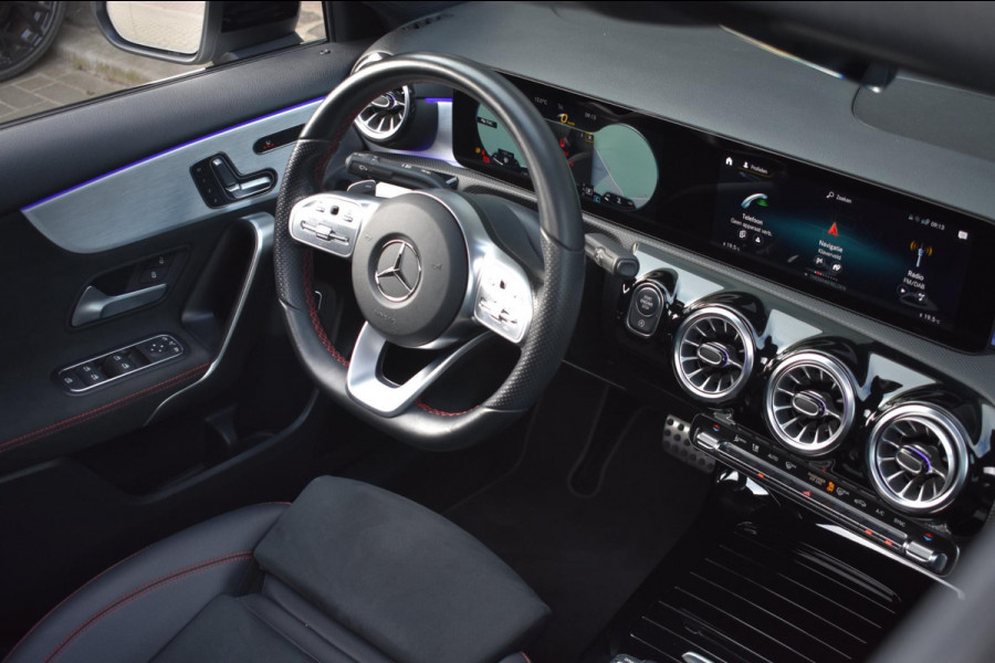 Mercedes-Benz A-Klasse 180 AMG NIGHT | SFEERVERLICHTING | PANORAMADAK | APPLE CARPLAY | ANDROID AUTO | CAMERA | STOELVERWARMING
