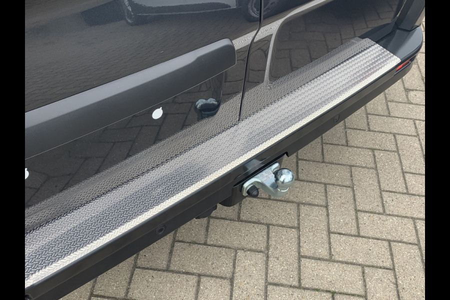 Renault Trafic Exclusive T30 2.0 dCi 150 PK L2H1 Demo Korting, 17inch velgen, Compleet laadruimte betimmering, Trekhaak, Apple Carplay