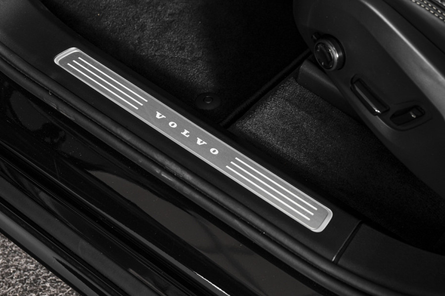 Volvo XC90 2.0 T8 Recharge AWD Ultra Dark - Facelift | S/K-Panodak | Luchtvering | Massage+ventilatie | Head-Up | H/K Audio | Dig. Cockpit | Adapt Cruise | Stoel-+Stuurverw. | 360* | Google | App. Connect | Elek. Klep | LM 0625