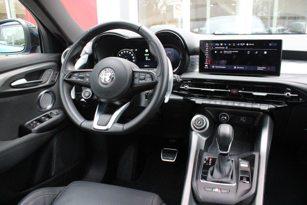 Alfa Romeo Tonale 1.3T PHEV Q4 280PK EDIZIONE SPECIALE | AFNEEMBARE TREKHAAK | ADAPTIVE DEMPING SYSTEEM | SCHAKELFLIPPERS | HARMAN CARDON PREMIUM AUDIO  | LEDEREN BEKLEDING | VOORSTOELEN / STUUR VERWARMD | VOORSTOELEN GEVENTILEERD | VOORSTOELEN ELEKTRISCH VERSTELBAAR MET GEHEUGEN FUNCTIE | APPLE CARPLAY / ANDROID AUTO | ACHTERUITRIJ CAMERA | 20"INCH LICHTMETALEN VELGEN | ADAPTIVE CRUISE CONTROL | KEYLESS ENTRY / START | ELEKTRISCH BEDIENBARE ACHTERKLEP | DRAADLOZE TELEFOONLADER | SFEER VERLICHTING | DONKERE HEMELBEKLEDING |