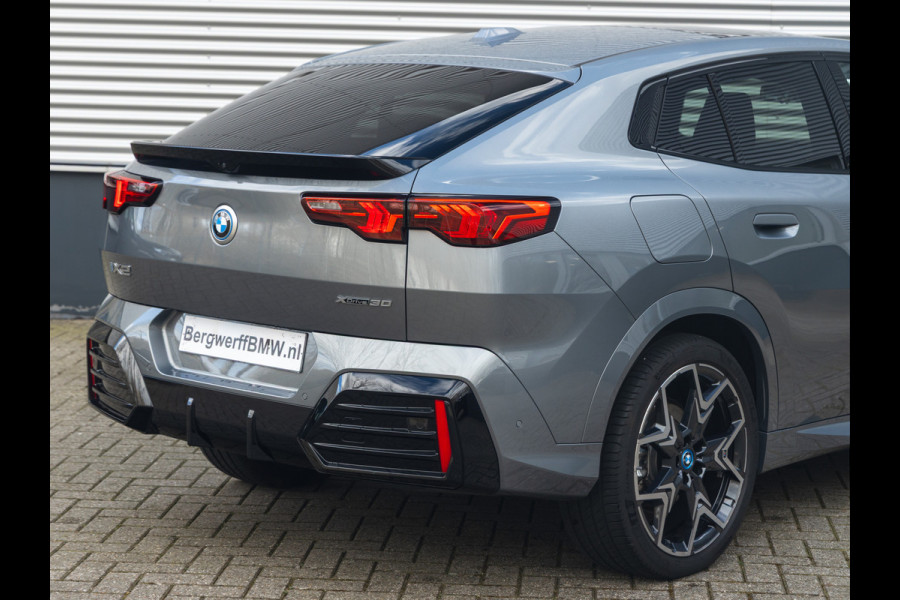 BMW iX2 xDrive30 M-Sport - Pano - Driving Ass - Harman Kardon - Head-Up