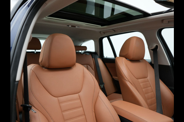 BMW 3 Serie Touring 330e Luxury Line Plug-in Hybrid PHEV | Trekhaak af Fabriek | Panodak | Adaptive Onderstel | Carplay | Sfeerverlichting |