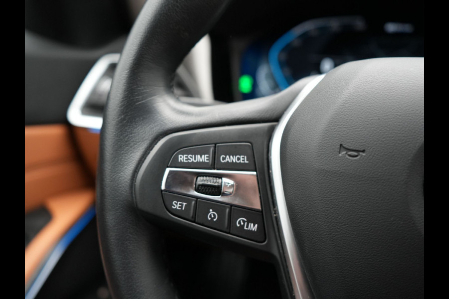 BMW 3 Serie Touring 330e Luxury Line Plug-in Hybrid PHEV | Trekhaak af Fabriek | Panodak | Adaptive Onderstel | Carplay | Sfeerverlichting |