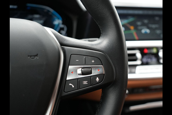 BMW 3 Serie Touring 330e Luxury Line Plug-in Hybrid PHEV | Trekhaak af Fabriek | Panodak | Adaptive Onderstel | Carplay | Sfeerverlichting |