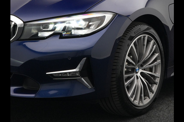 BMW 3 Serie Touring 330e Luxury Line Plug-in Hybrid PHEV | Trekhaak af Fabriek | Panodak | Adaptive Onderstel | Carplay | Sfeerverlichting |