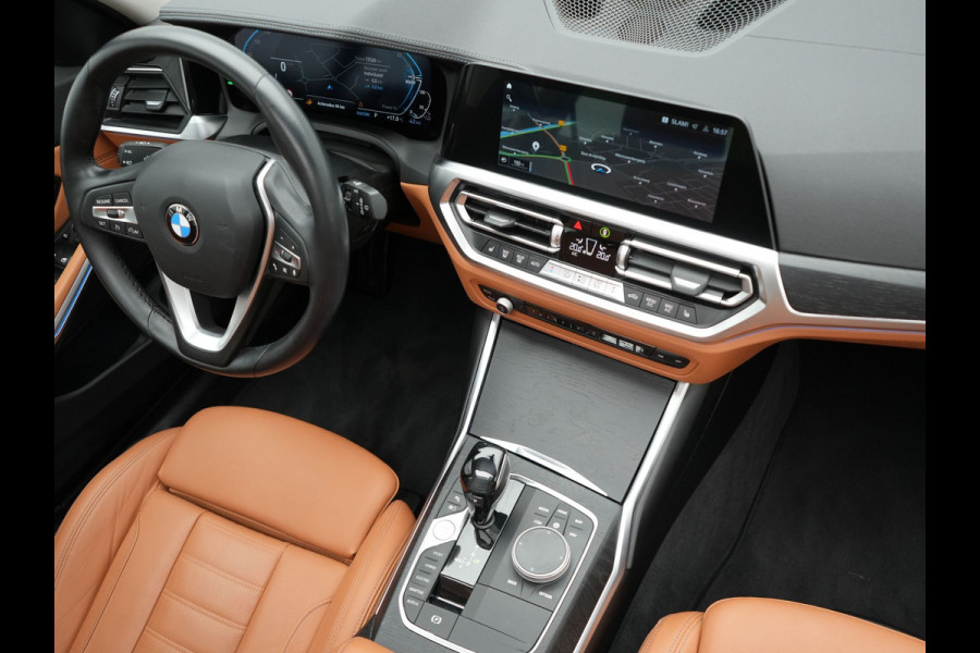 BMW 3 Serie Touring 330e Luxury Line Plug-in Hybrid PHEV | Trekhaak af Fabriek | Panodak | Adaptive Onderstel | Carplay | Sfeerverlichting |