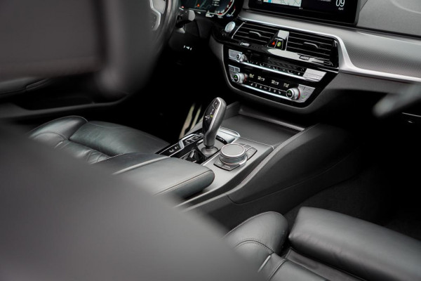 BMW 5 Serie 520i High Executive Edition / M-Sport / Schuifdak / Drive Assist / Laser