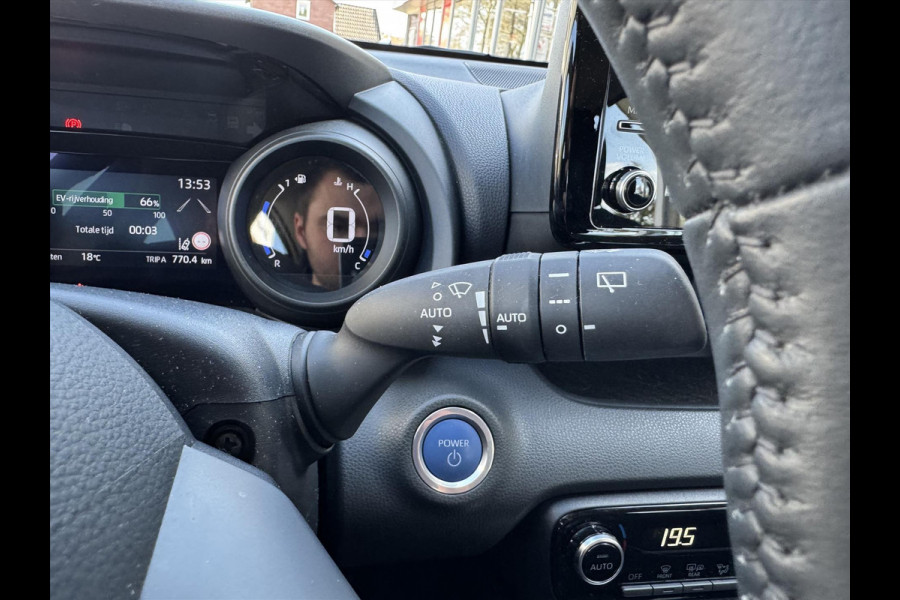 Toyota Yaris 1.5 Hybrid Dynamic Premium | Dodehoekherkenning, Parkeersensoren, Keyless, 16 inch, Stoelverwarming