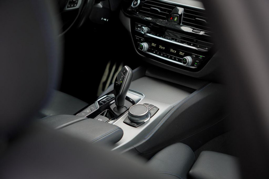 BMW 5 Serie 530e High Executive / M-Sport / Drive Assist Plus / Stoel-Stuurverwarming