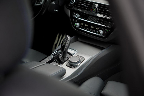 BMW 5 Serie 530e High Executive / M-Sport / Drive Assist Plus / Stoel-Stuurverwarming