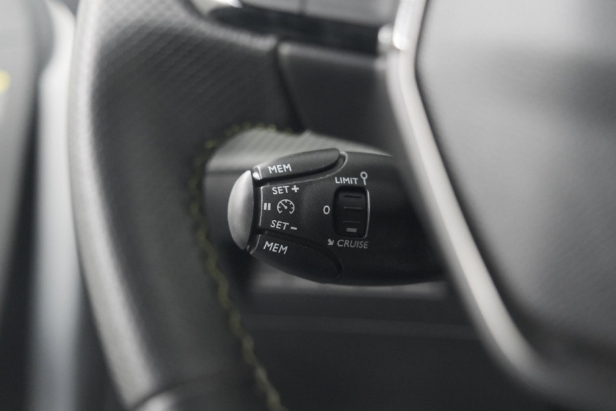 Peugeot 208 PureTech 100 GT Dark Edition | Camera | Navigatie | Apple Carplay | Parkeersensoren