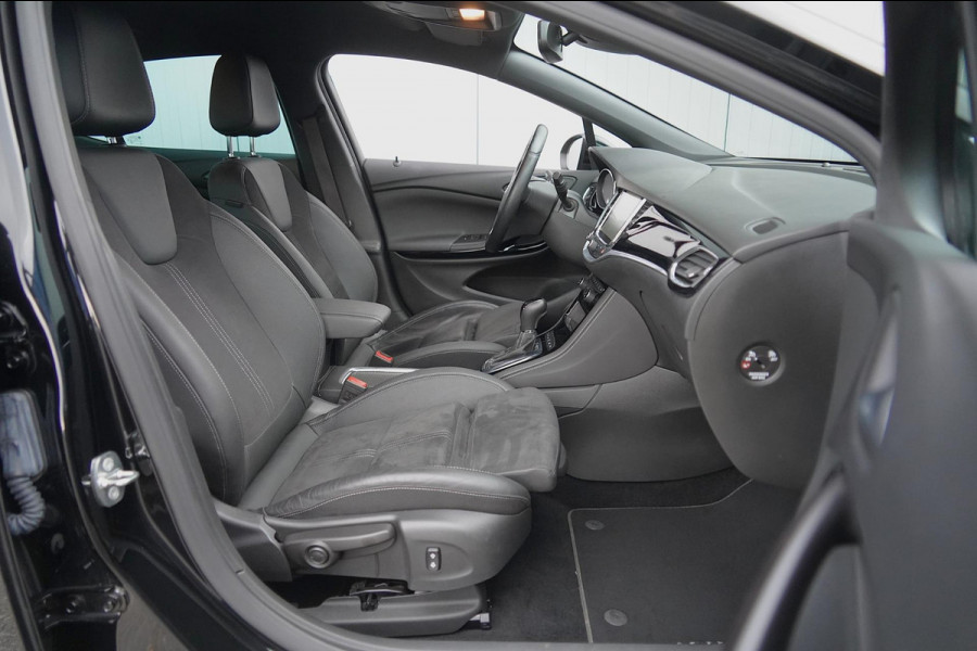 Opel Astra 1.6 Turbo Demo Edition / 121dkm NAP / Trekhaak / 200PK / Automaat / Sportstoelen / NL-Auto
