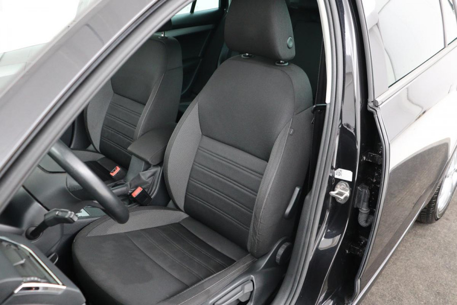 Škoda Octavia 1.6 TDI Ambition | Trekhaak | Carplay | Navigatie | Climate control | PDC | Cruise control | Getint glas