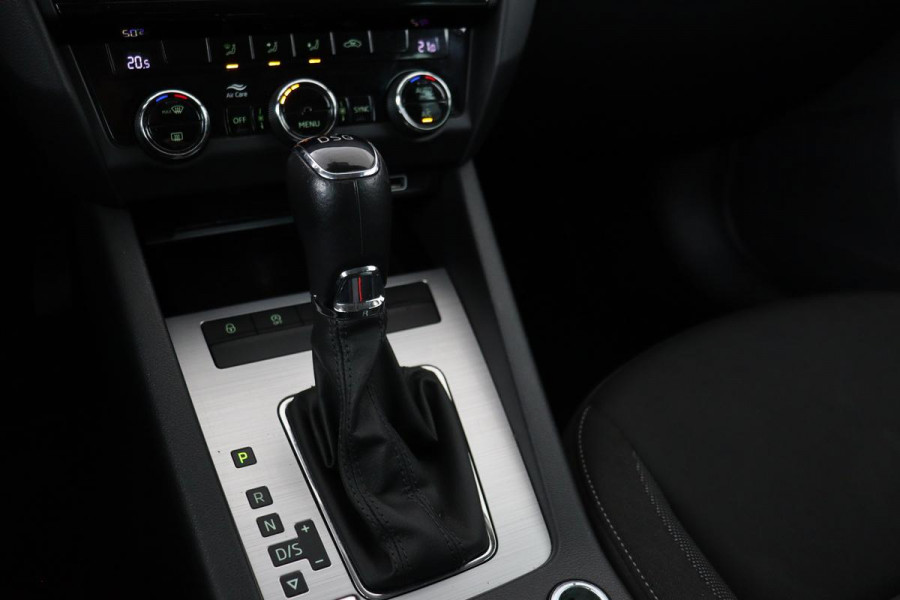 Škoda Octavia 1.6 TDI Ambition | Trekhaak | Carplay | Navigatie | Climate control | PDC | Cruise control | Getint glas