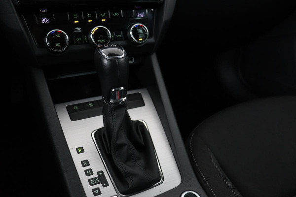 Škoda Octavia 1.6 TDI Ambition | Trekhaak | Carplay | Navigatie | Climate control | PDC | Cruise control | Getint glas