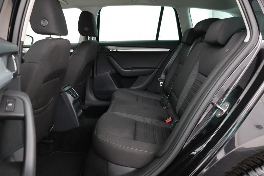 Škoda Octavia 1.6 TDI Ambition | Trekhaak | Carplay | Navigatie | Climate control | PDC | Cruise control | Getint glas