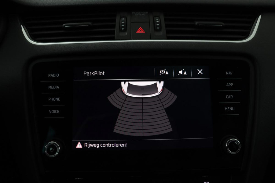 Škoda Octavia 1.6 TDI Ambition | Trekhaak | Carplay | Navigatie | Climate control | PDC | Cruise control | Getint glas