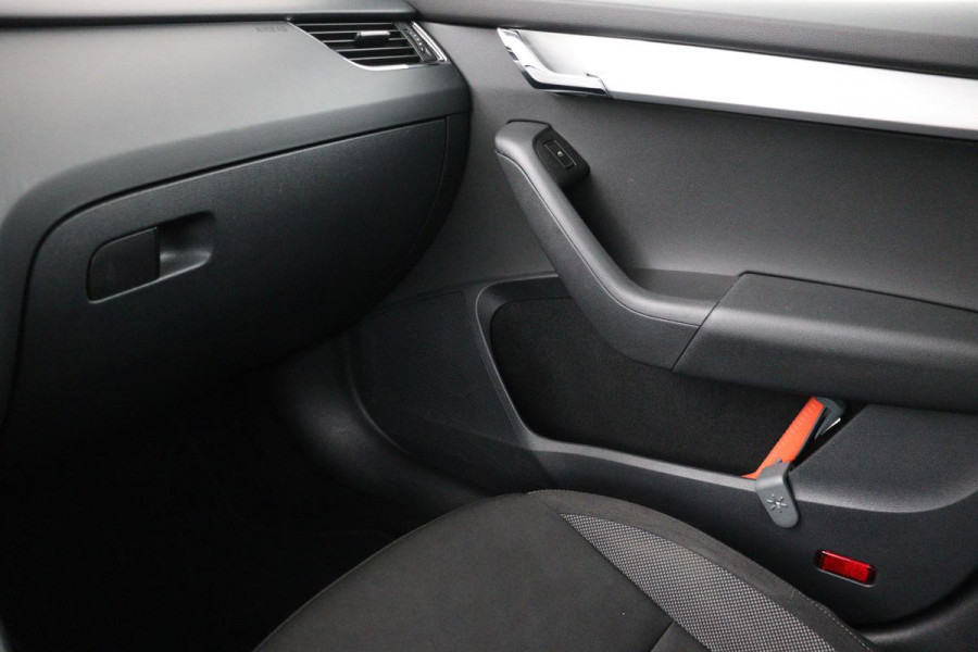 Škoda Octavia 1.6 TDI Ambition | Trekhaak | Carplay | Navigatie | Climate control | PDC | Cruise control | Getint glas