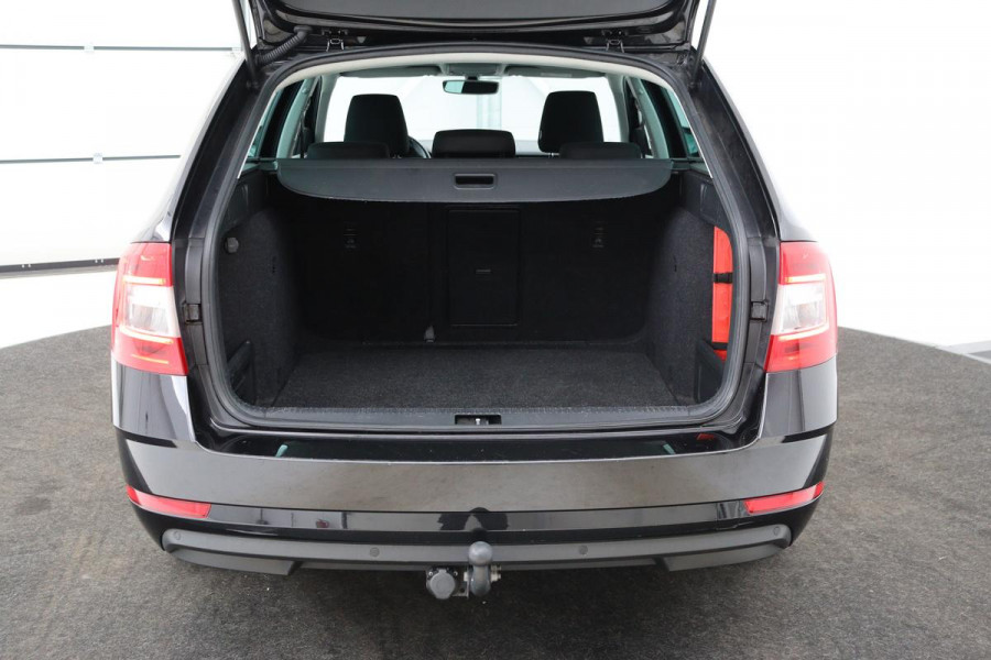 Škoda Octavia 1.6 TDI Ambition | Trekhaak | Carplay | Navigatie | Climate control | PDC | Cruise control | Getint glas