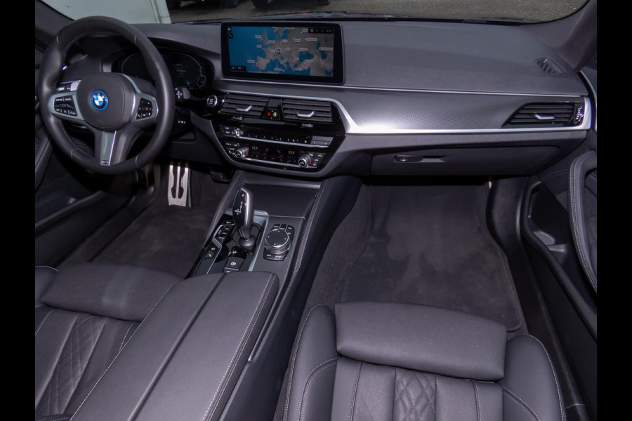 BMW 5 Serie Touring 530e M-SPORT ** LASER, LEDER, PANORAMA, TREKH, SOPHISTO GRAU ** € 38.000,= onder NP - Ex BMW-AG ** ! 2DE PAASDAG GEOPEND VAN 10:00 T/M 17:00 UUR !