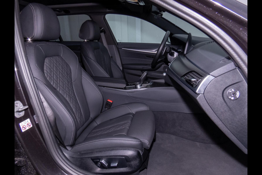 BMW 5 Serie Touring 530e M-SPORT ** LASER, LEDER, PANORAMA, TREKH, SOPHISTO GRAU ** € 38.000,= onder NP - Ex BMW-AG ** ! 2DE PAASDAG GEOPEND VAN 10:00 T/M 17:00 UUR !