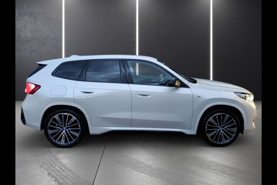 BMW iX1 xDrive30 (67 kWh) M-SPORT ** LED, BRUIN LEDER, PANORAMA, TREKH, ACC, H&K SOUND, 20-inch LMV ** 26k onder NP - EX BMW-AG ** ! 2DE PAASDAG GEOPEND VAN 10:00 T/M 17:00 UUR !