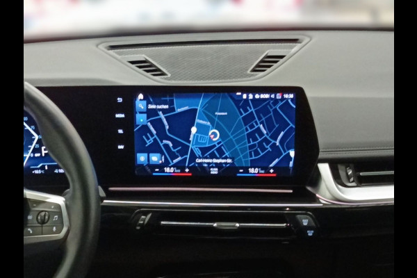 BMW iX1 xDrive30 (67 kWh) M-SPORT ** LED, BRUIN LEDER, PANORAMA, TREKH, ACC, H&K SOUND, 20-inch LMV ** 26k onder NP - EX BMW-AG ** ! 2DE PAASDAG GEOPEND VAN 10:00 T/M 17:00 UUR !