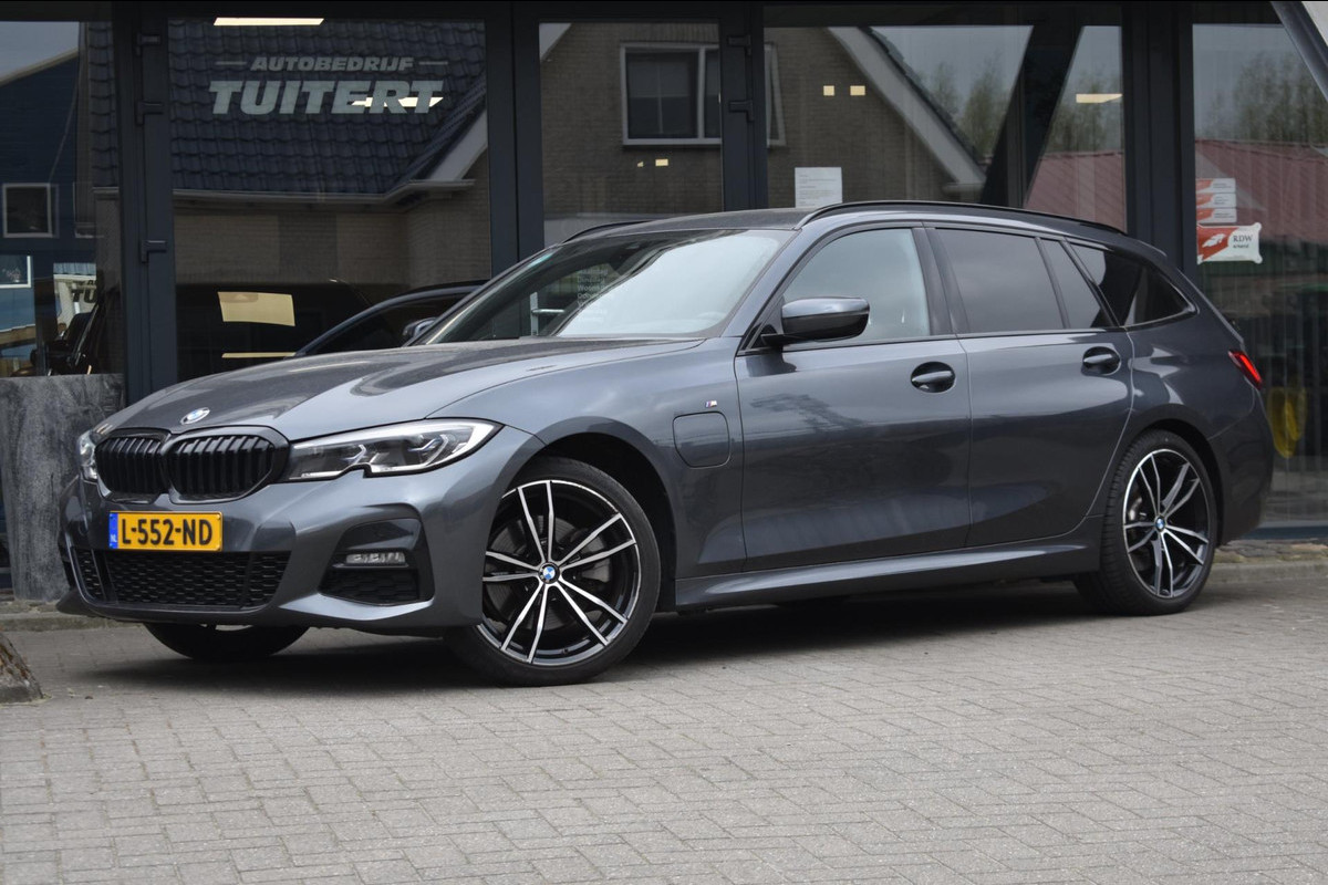 BMW 3 Serie Touring 320e M-SPORT | SHADOW-LINE | EL. WEGKL. TREKHAAK | HEAD-UP DISPLAY | APPLE CARPLAY | ANDROID AUTO | LEDER BMW 3 Serie Touring 320e M-SPORT | SHADOW-LINE | EL. WEGKL. TREKHAAK | HEAD-UP DISPLAY | APPLE CARPLAY | ANDROID AUTO | LEDER