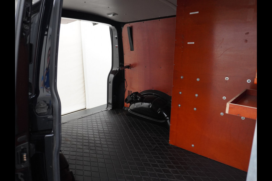 Volkswagen Transporter 2.0TDI 150PK Autom. Highline Leder Navi Pdc Voorruitverwarming Cruise Control Regen/Lichtsensor Lmv 2X Schuifdeur Rubbervloer Wandbetimmering Sidebars Achterklep 1e Eigenaar Euro 6