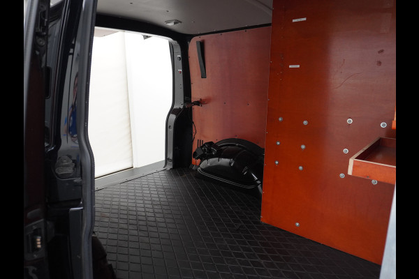 Volkswagen Transporter 2.0TDI 150PK Autom. Highline Leder Navi Pdc Voorruitverwarming Cruise Control Regen/Lichtsensor Lmv 2X Schuifdeur Rubbervloer Wandbetimmering Sidebars Achterklep 1e Eigenaar Euro 6