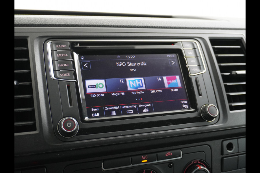 Volkswagen Transporter 2.0TDI 150PK Autom. Highline Leder Navi Pdc Voorruitverwarming Cruise Control Regen/Lichtsensor Lmv 2X Schuifdeur Rubbervloer Wandbetimmering Sidebars Achterklep 1e Eigenaar Euro 6