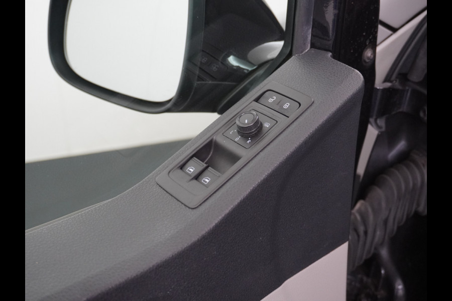Volkswagen Transporter 2.0TDI 150PK Autom. Highline Leder Navi Pdc Voorruitverwarming Cruise Control Regen/Lichtsensor Lmv 2X Schuifdeur Rubbervloer Wandbetimmering Sidebars Achterklep 1e Eigenaar Euro 6
