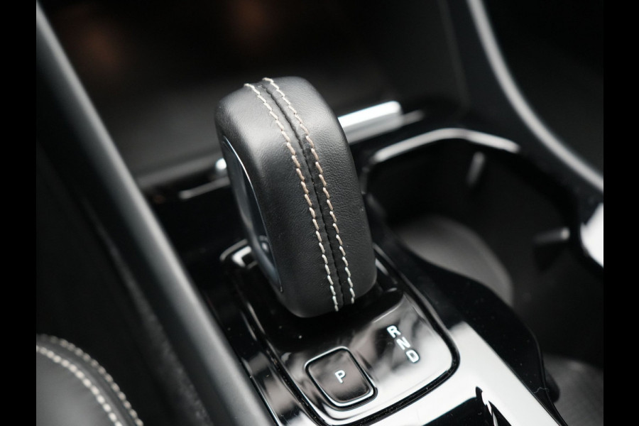Volvo XC40 T5 Recharge R-Design Plug In Hybrid 262pk PHEV | Alcantara Sportstoelen Memory | Adaptive Cruise | Harman Kardon | Pilot Assist | Virtual | Navigatie | Apple Carplay | Camera | DAB | Stoel & Stuurverwarming |