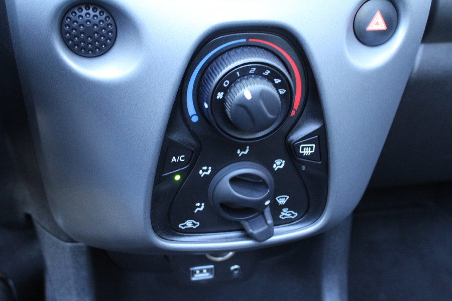 Toyota Aygo 1.0 VVT-i 73pk x-play limited Cabrio NL-Auto NAP 10 jaar Garantie Airco Camera Carplay CPV El. Ramen 1e Eigenaar