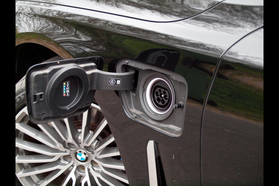 BMW 7 Serie 745e High Executive | Panoramadak | Harman Kardon | Camera | Head-up display | Sfeerverlichting | Full Option |