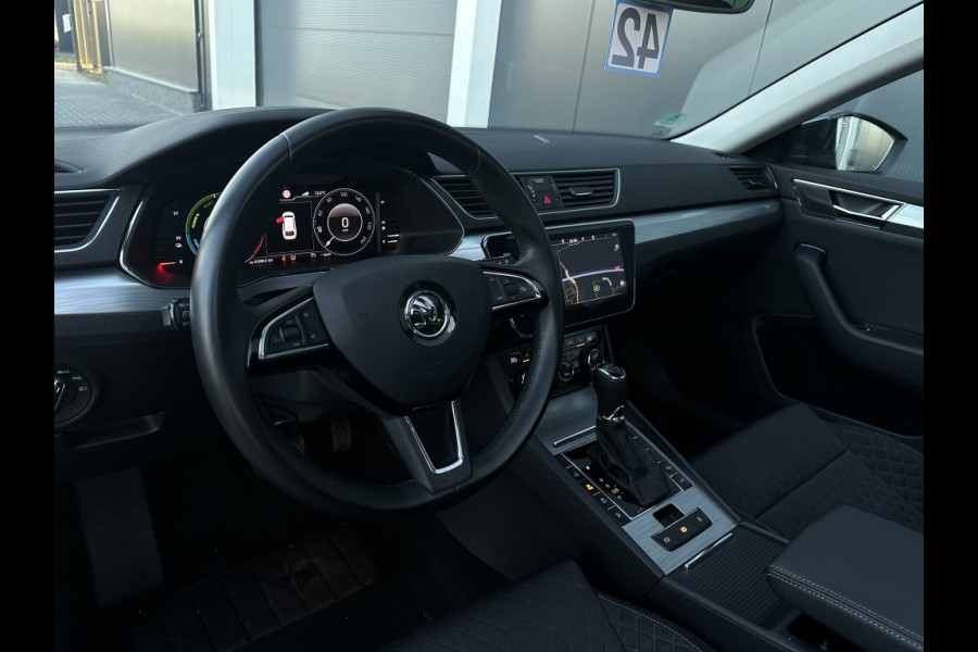 Škoda Superb Combi 1.4 TSI iV Sp. Bns TREKHAAK PANO NAVI CR CONTROL ECC PDC