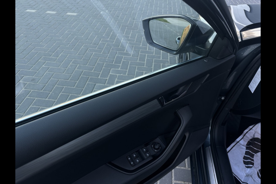 Škoda Superb Combi 1.4 TSI iV Sp. Bns TREKHAAK PANO NAVI CR CONTROL ECC PDC