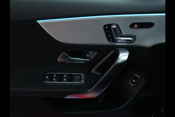 Mercedes-Benz A-Klasse 250 e Business Solution AMG | Nightpakket | AMG Line Plus pakket | Parkeerpakket met 360°-camera | KEYLESS GO-comfortpakket | Verwarmde stoelen vooraan | Extra USB-poorten | Dodehoekassistent | Head-up display |