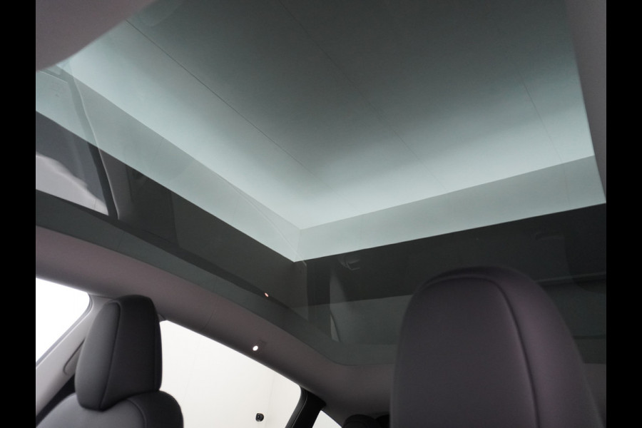 Tesla Model Y RWD 60kWh LFP 300PK Warmtepomp FSD-Computer 3 Auto-Pilot Sleutel-loos(via-GSM) Leder Premium Audio Camera's Panormadak Adap.Crui Elektr. Acht.klep WiFi Priv.Glass AEB ASR ESP IsoFix Connected-Services 1600kg Trekvermogen Orig.NLse Auto Accu-Garantie 6-2031/160.000km 1e Eigenaar 11kw thuis of snelladen tot 170kWh