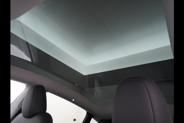 Tesla Model Y RWD 60kWh LFP 300PK Warmtepomp FSD-Computer 3 Auto-Pilot Sleutel-loos(via-GSM) Leder Premium Audio Camera's Panormadak Adap.Crui Elektr. Acht.klep WiFi Priv.Glass AEB ASR ESP IsoFix Connected-Services 1600kg Trekvermogen Orig.NLse Auto Accu-Garantie 6-2031/160.000km 1e Eigenaar 11kw thuis of snelladen tot 170kWh