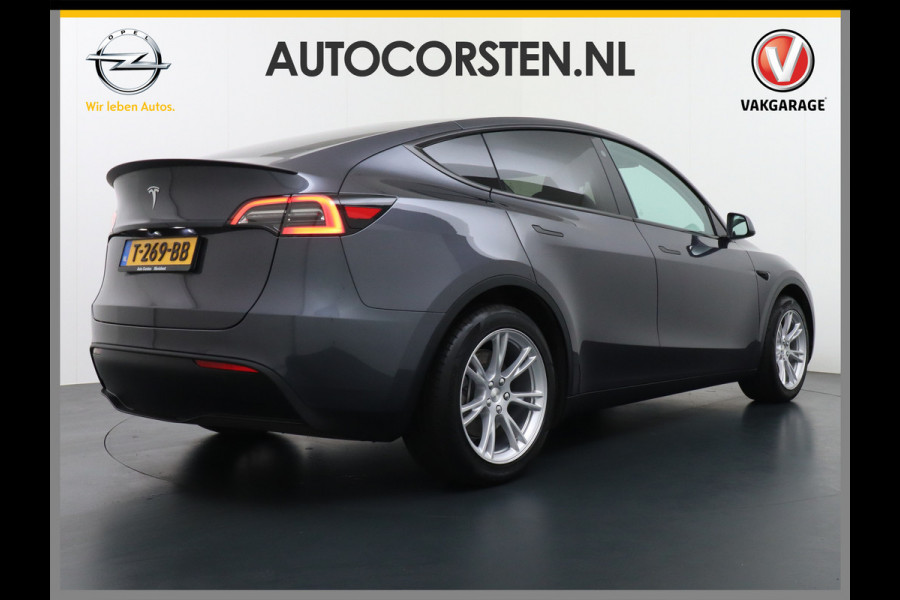 Tesla Model Y RWD 60kWh LFP 300PK Warmtepomp FSD-Computer 3 Auto-Pilot Sleutel-loos(via-GSM) Leder Premium Audio Camera's Panormadak Adap.Crui Elektr. Acht.klep WiFi Priv.Glass AEB ASR ESP IsoFix Connected-Services 1600kg Trekvermogen Orig.NLse Auto Accu-Garantie 6-2031/160.000km 1e Eigenaar 11kw thuis of snelladen tot 170kWh