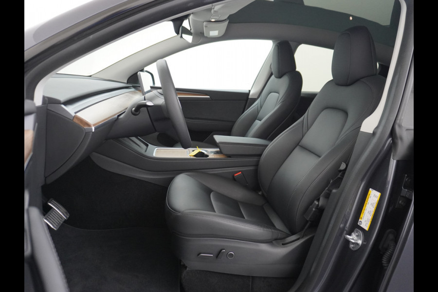 Tesla Model Y RWD 60kWh LFP 300PK Warmtepomp FSD-Computer 3 Auto-Pilot Sleutel-loos(via-GSM) Leder Premium Audio Camera's Panormadak Adap.Crui Elektr. Acht.klep WiFi Priv.Glass AEB ASR ESP IsoFix Connected-Services 1600kg Trekvermogen Orig.NLse Auto Accu-Garantie 6-2031/160.000km 1e Eigenaar 11kw thuis of snelladen tot 170kWh