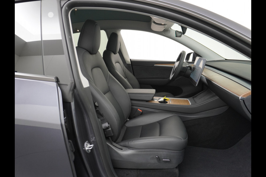 Tesla Model Y RWD 60kWh LFP 300PK Warmtepomp FSD-Computer 3 Auto-Pilot Sleutel-loos(via-GSM) Leder Premium Audio Camera's Panormadak Adap.Crui Elektr. Acht.klep WiFi Priv.Glass AEB ASR ESP IsoFix Connected-Services 1600kg Trekvermogen Orig.NLse Auto Accu-Garantie 6-2031/160.000km 1e Eigenaar 11kw thuis of snelladen tot 170kWh