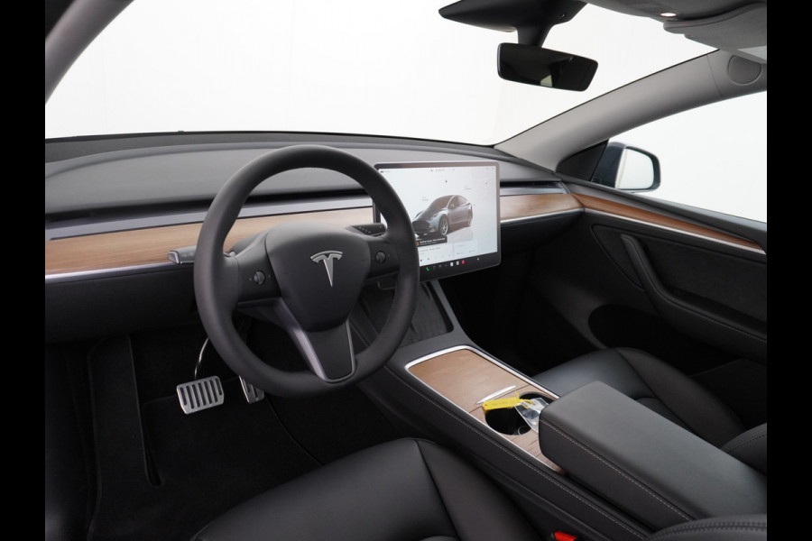 Tesla Model Y RWD 60kWh LFP 300PK Warmtepomp FSD-Computer 3 Auto-Pilot Sleutel-loos(via-GSM) Leder Premium Audio Camera's Panormadak Adap.Crui Elektr. Acht.klep WiFi Priv.Glass AEB ASR ESP IsoFix Connected-Services 1600kg Trekvermogen Orig.NLse Auto Accu-Garantie 6-2031/160.000km 1e Eigenaar 11kw thuis of snelladen tot 170kWh