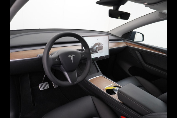 Tesla Model Y RWD 60kWh LFP 300PK Warmtepomp FSD-Computer 3 Auto-Pilot Sleutel-loos(via-GSM) Leder Premium Audio Camera's Panormadak Adap.Crui Elektr. Acht.klep WiFi Priv.Glass AEB ASR ESP IsoFix Connected-Services 1600kg Trekvermogen Orig.NLse Auto Accu-Garantie 6-2031/160.000km 1e Eigenaar 11kw thuis of snelladen tot 170kWh