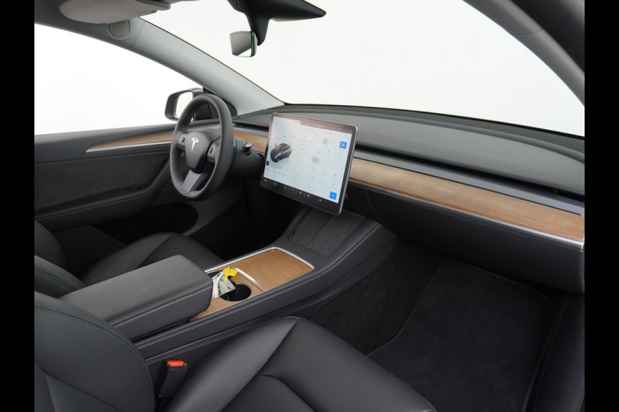 Tesla Model Y RWD 60kWh LFP 300PK Warmtepomp FSD-Computer 3 Auto-Pilot Sleutel-loos(via-GSM) Leder Premium Audio Camera's Panormadak Adap.Crui Elektr. Acht.klep WiFi Priv.Glass AEB ASR ESP IsoFix Connected-Services 1600kg Trekvermogen Orig.NLse Auto Accu-Garantie 6-2031/160.000km 1e Eigenaar 11kw thuis of snelladen tot 170kWh