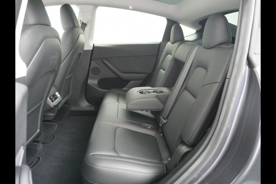 Tesla Model Y RWD 60kWh LFP 300PK Warmtepomp FSD-Computer 3 Auto-Pilot Sleutel-loos(via-GSM) Leder Premium Audio Camera's Panormadak Adap.Crui Elektr. Acht.klep WiFi Priv.Glass AEB ASR ESP IsoFix Connected-Services 1600kg Trekvermogen Orig.NLse Auto Accu-Garantie 6-2031/160.000km 1e Eigenaar 11kw thuis of snelladen tot 170kWh